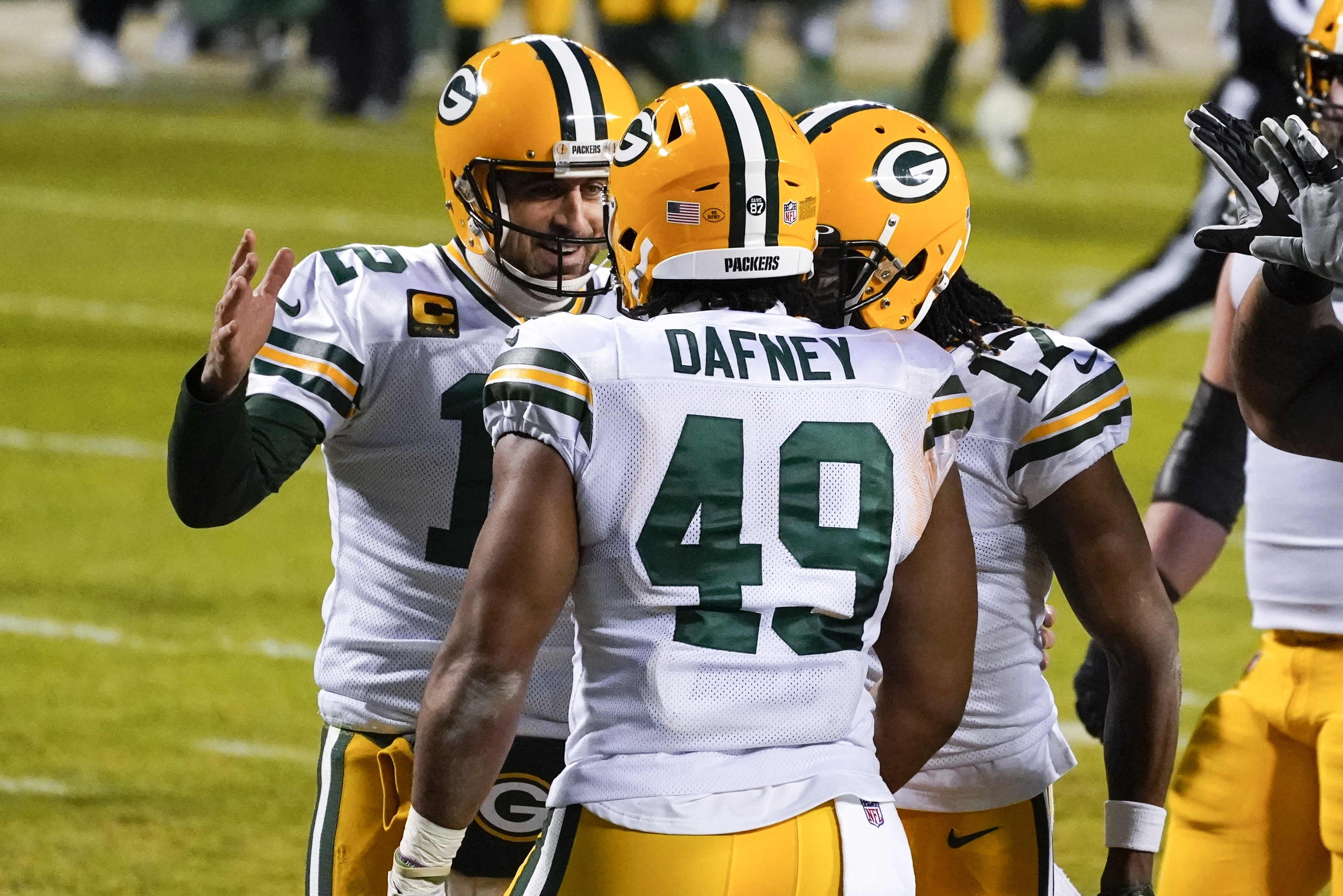 Rodgers throws 4 TDs, Packers beat Bears 35-16 for top seed