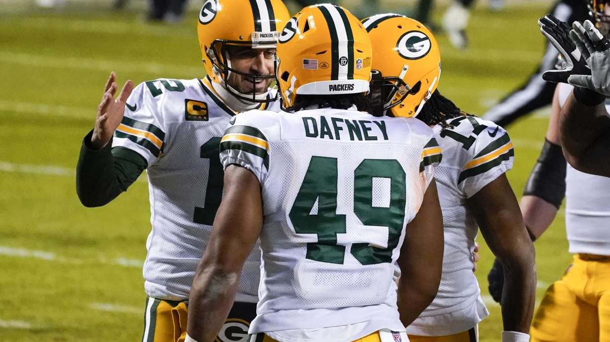 Rodgers throws 4 TDs, Packers beat Bears 35-16 for top seed