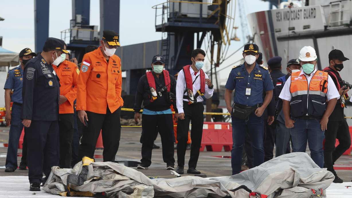 Indonesian divers find parts of plane wreckage in Java Sea