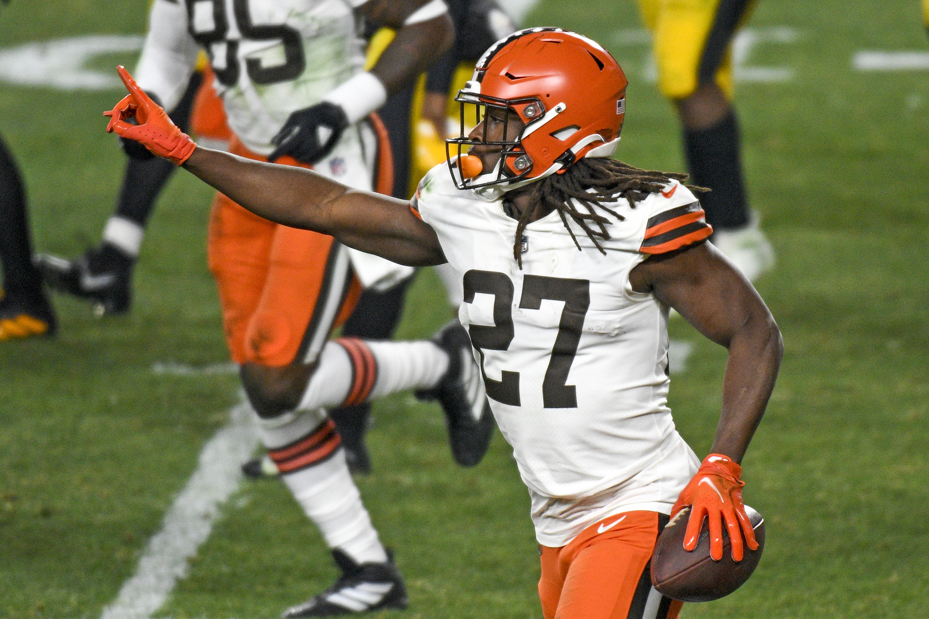 Same old Browns? Hardly. Cleveland drills Steelers 48-37