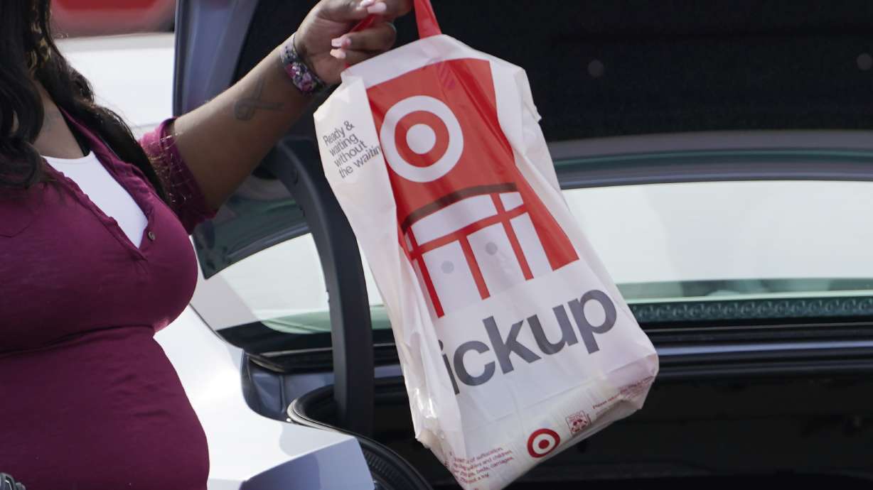 Retail group: Holiday sales up 8.3% amid big spending shift