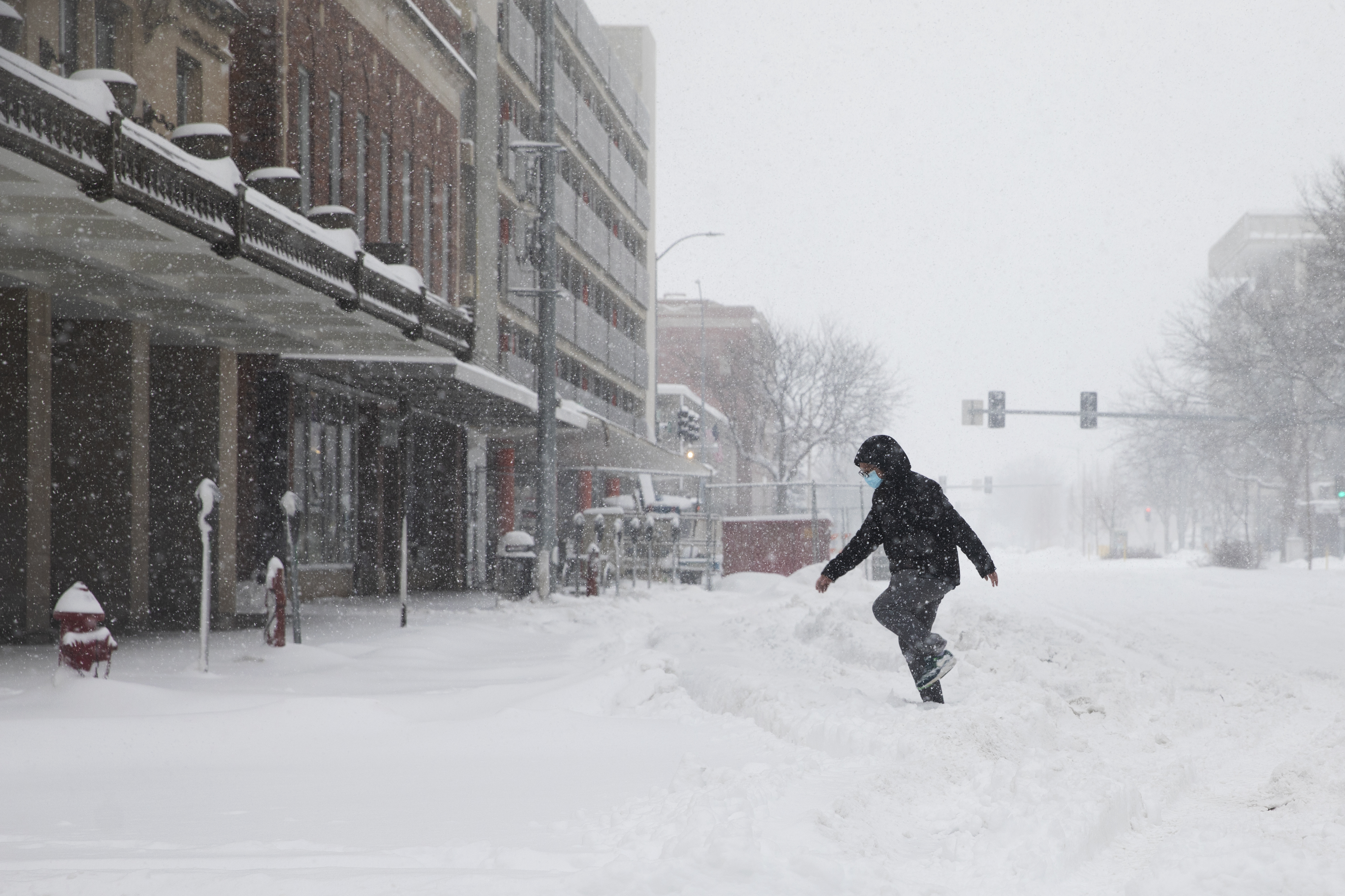 Foot of snow blankets parts of Midwest, disrupts travel
