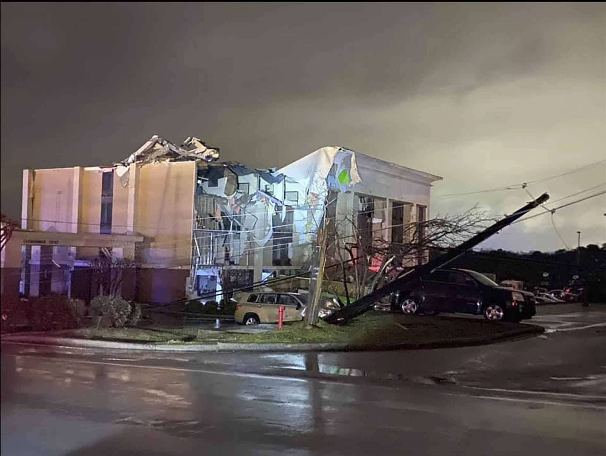 Tornado leaves path of destruction in Alabama, killing 1