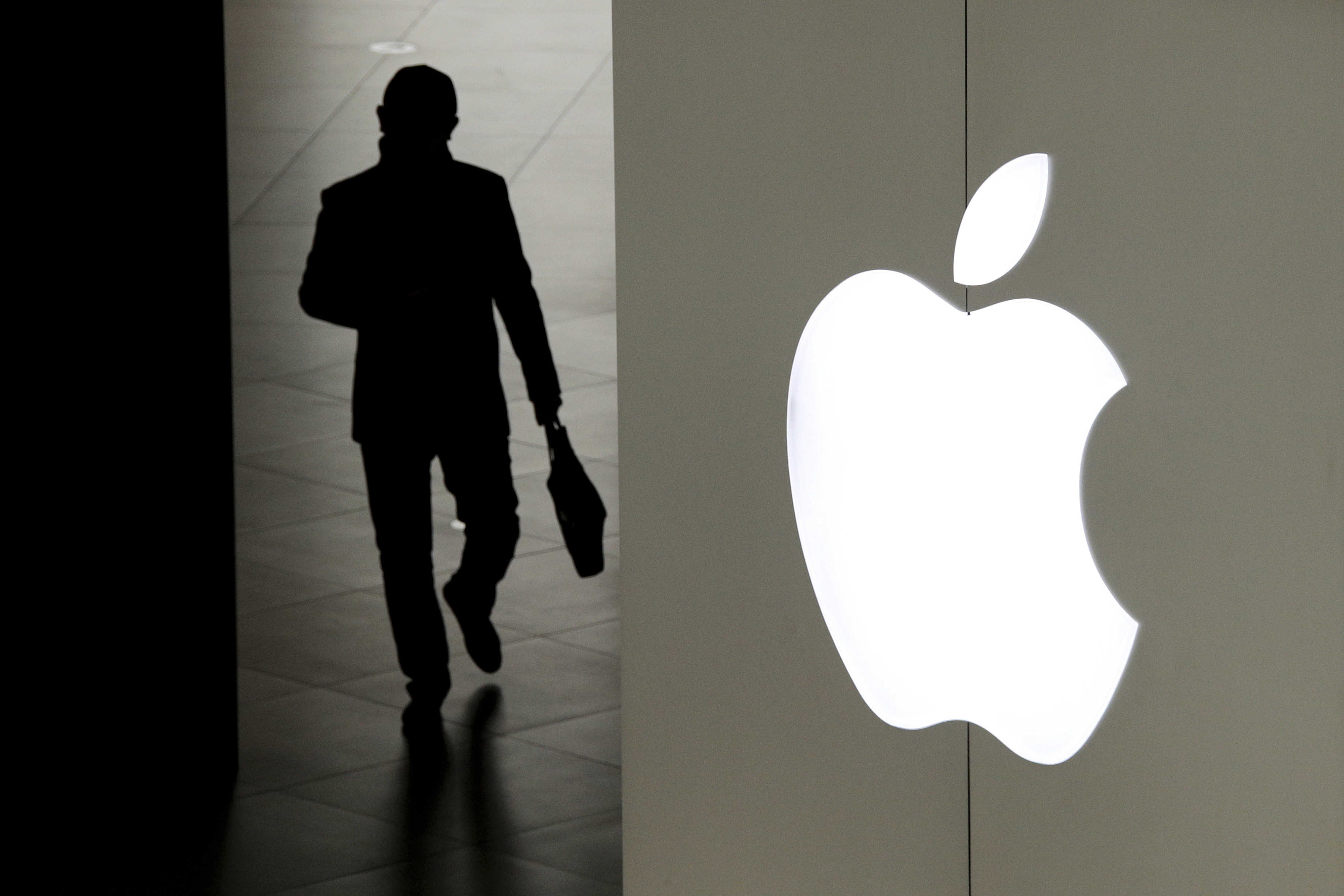 Apple to crack down on iPhone-user tracking in early spring