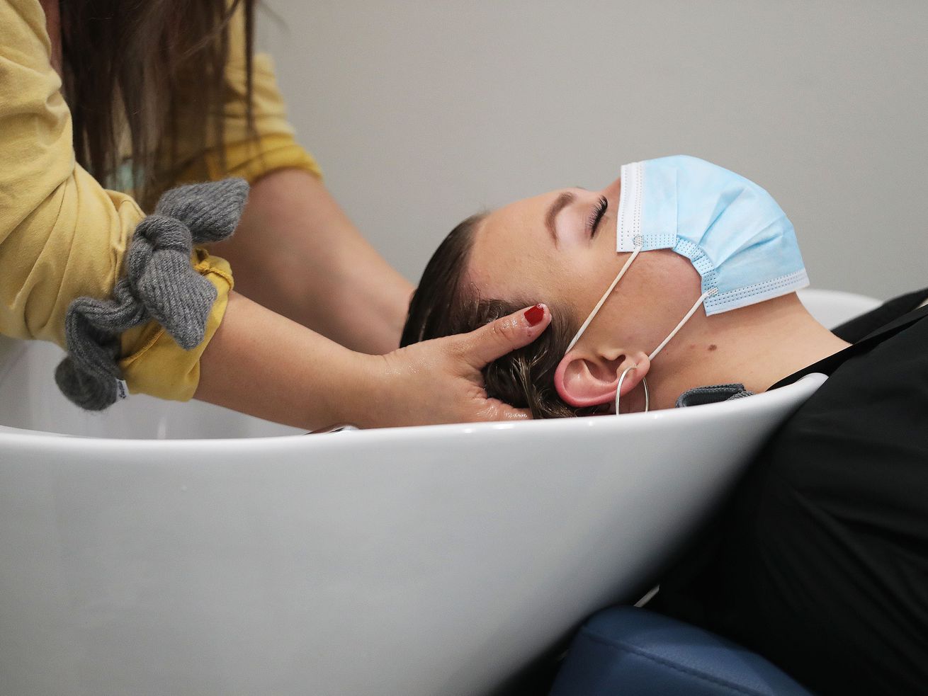 Kelsey Pedersen gets her hair washed prior to having it
styled at Wild Ivy Blow Dry Bar in American Fork on Thursday, Jan.
28, 2021.
