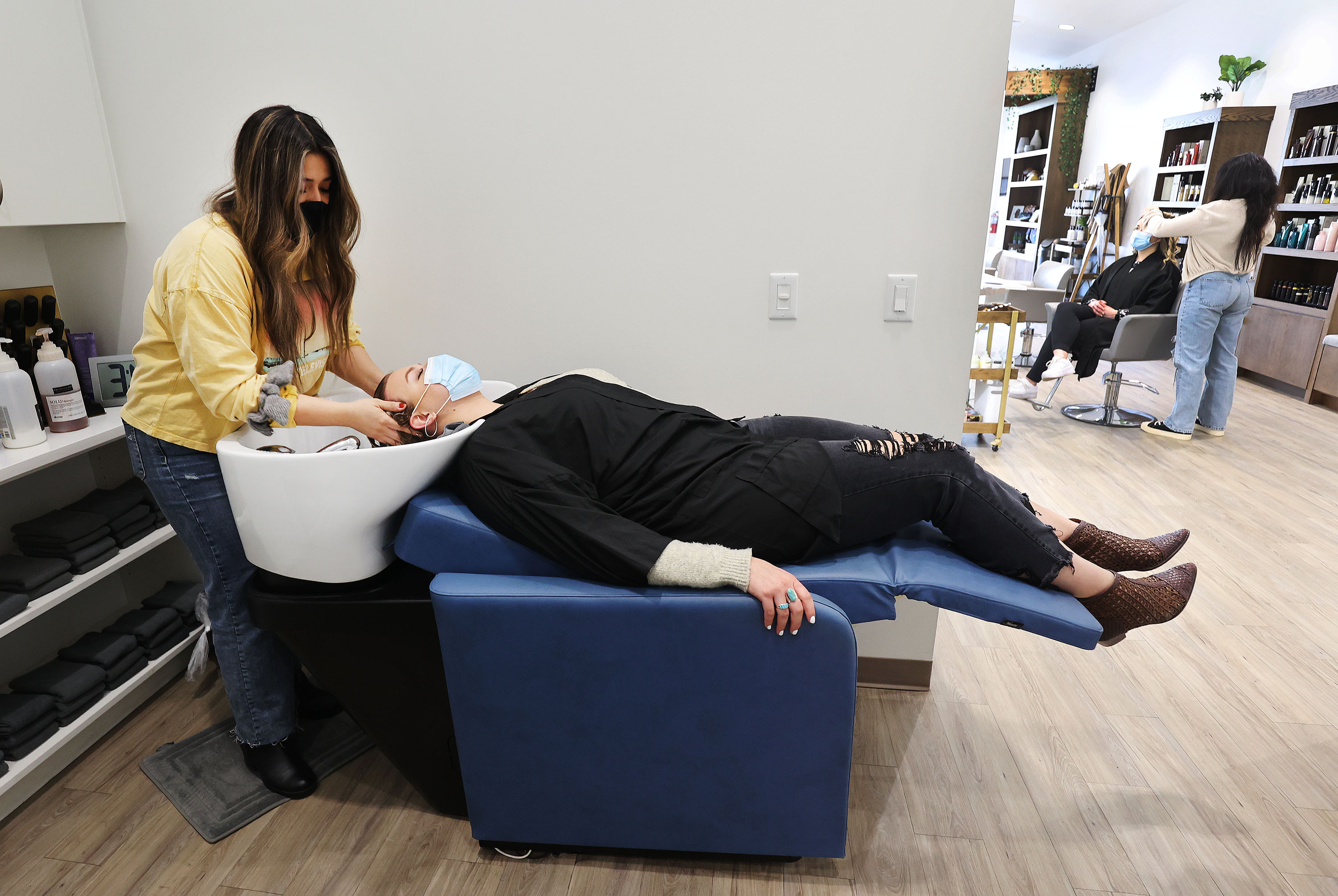 Monse Lopez, left, washes Kelsey Pedersen's hair prior to styling it at Wild Ivy Blow Dry Bar in American Fork on Thursday, Jan. 28, 2021.