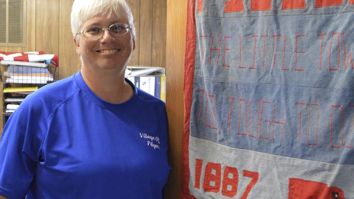 Ex-Nebraska clerk praised for tornado work gets prison term