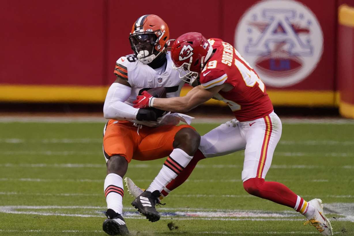 Cleveland Browns tight end David Njoku, left, is tackled by Kansas City Chiefs safety Daniel Sorensen, right, after catching a pass during the second half of an NFL divisional round football game, Sunday, Jan. 17, 2021, in Kansas City.