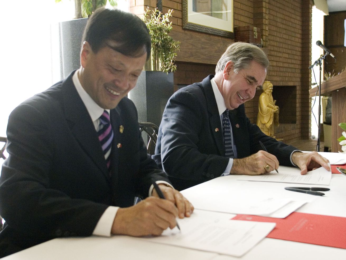 Shi Jian, Vice President of Sichuan University in
Chengdu, China, and Michael Young, then-president of the University
of Utah, sign the agreement founding the Confucius Institute at
Utah on the Salt Lake City campus in 2007.