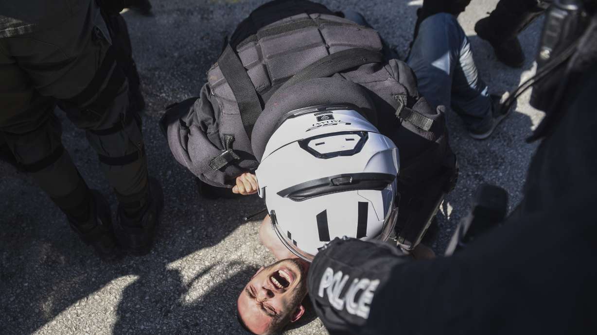 Greece: Dozens arrested in clashes over campus security law