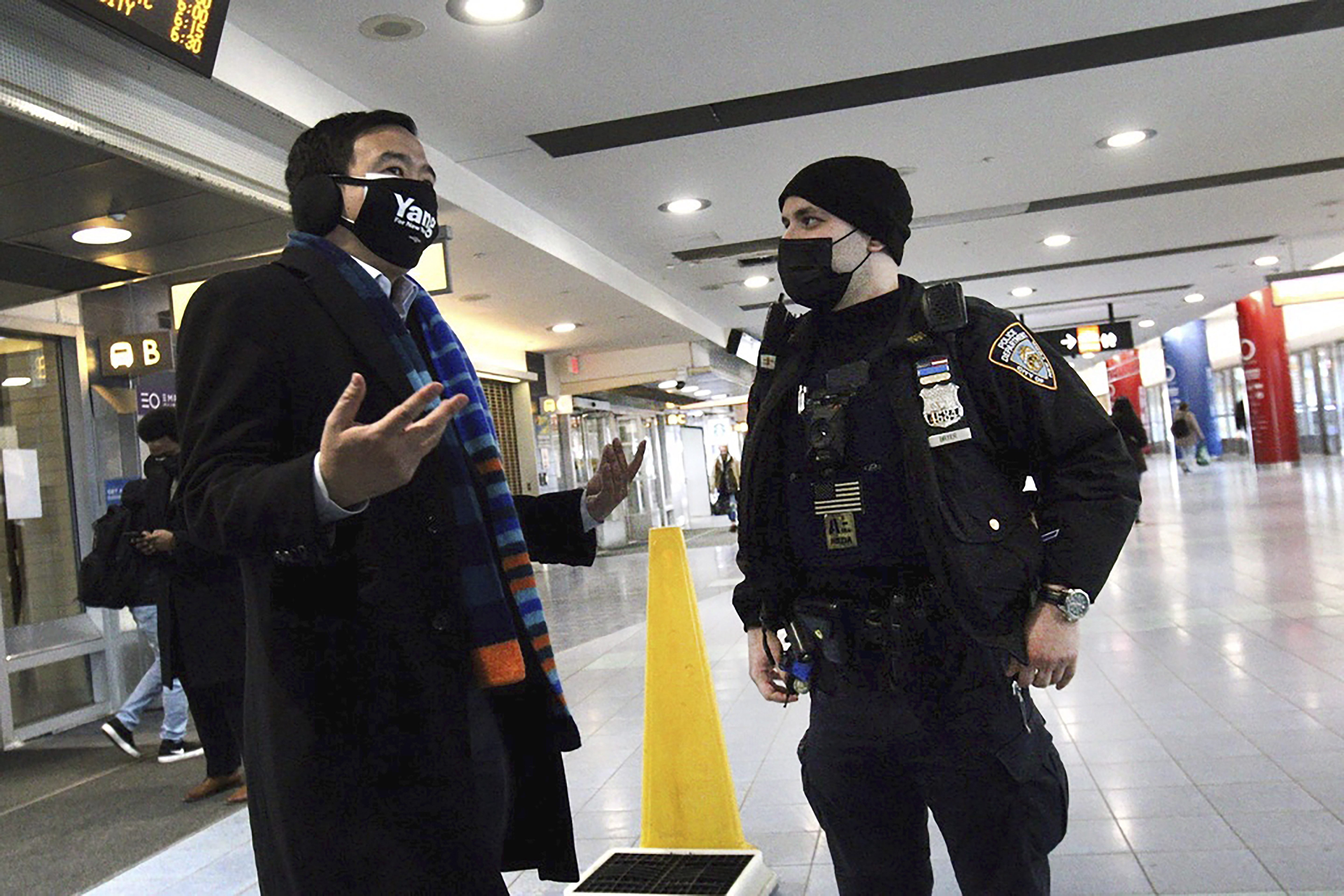 Andrew Yang helps photographer facing attack on ferry