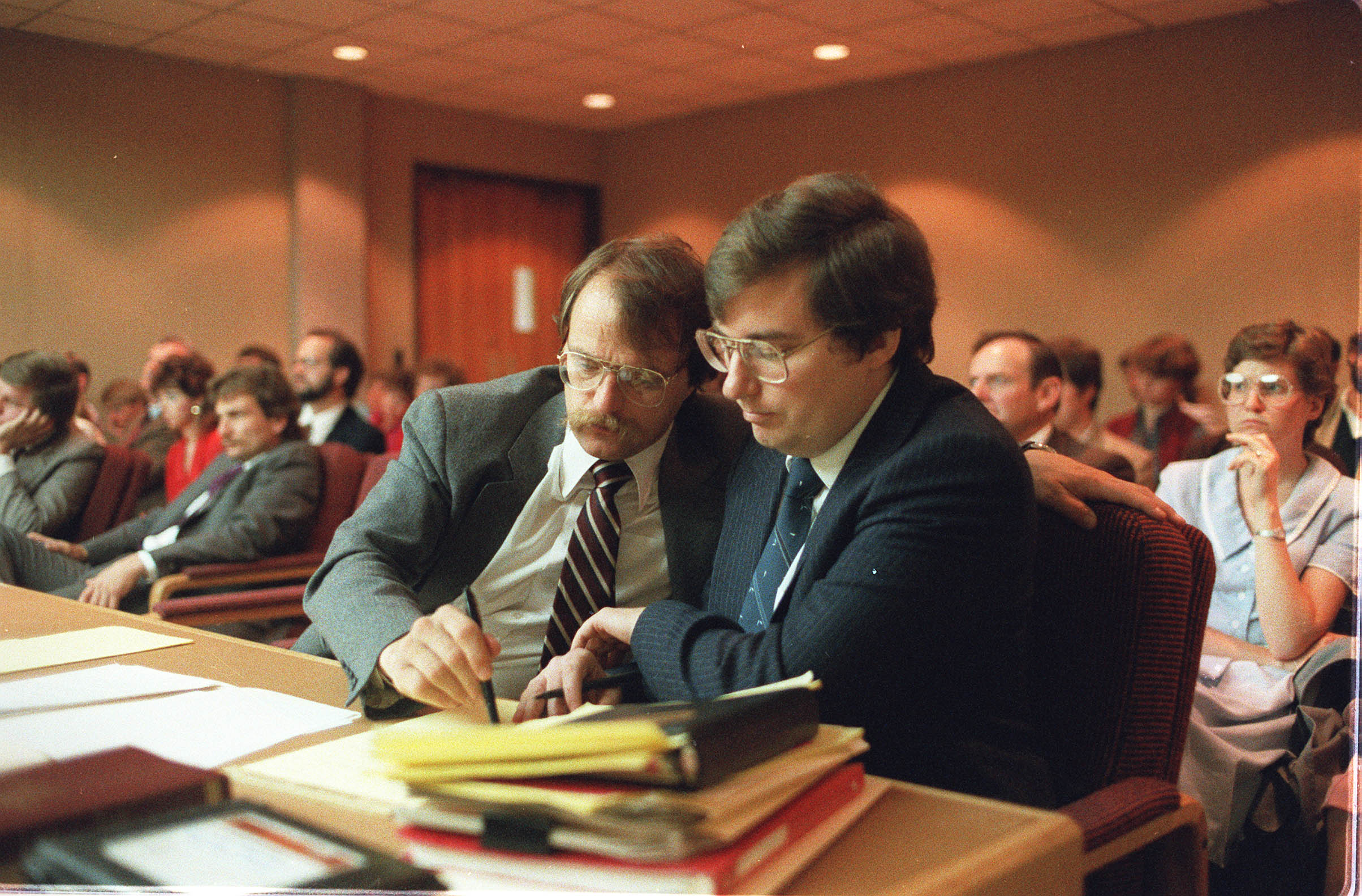 Attorney Ron Yengich, left, and Mark Hofmann attend a preliminary trial in April 1986.