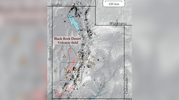 Mapa vulkanického pole v poušti Black Rock. Oranžové trojúhelníky ukazují polohu seismografických stanic University of Utah a černé tečky ukazují umístění zemětřesení v Utahu.