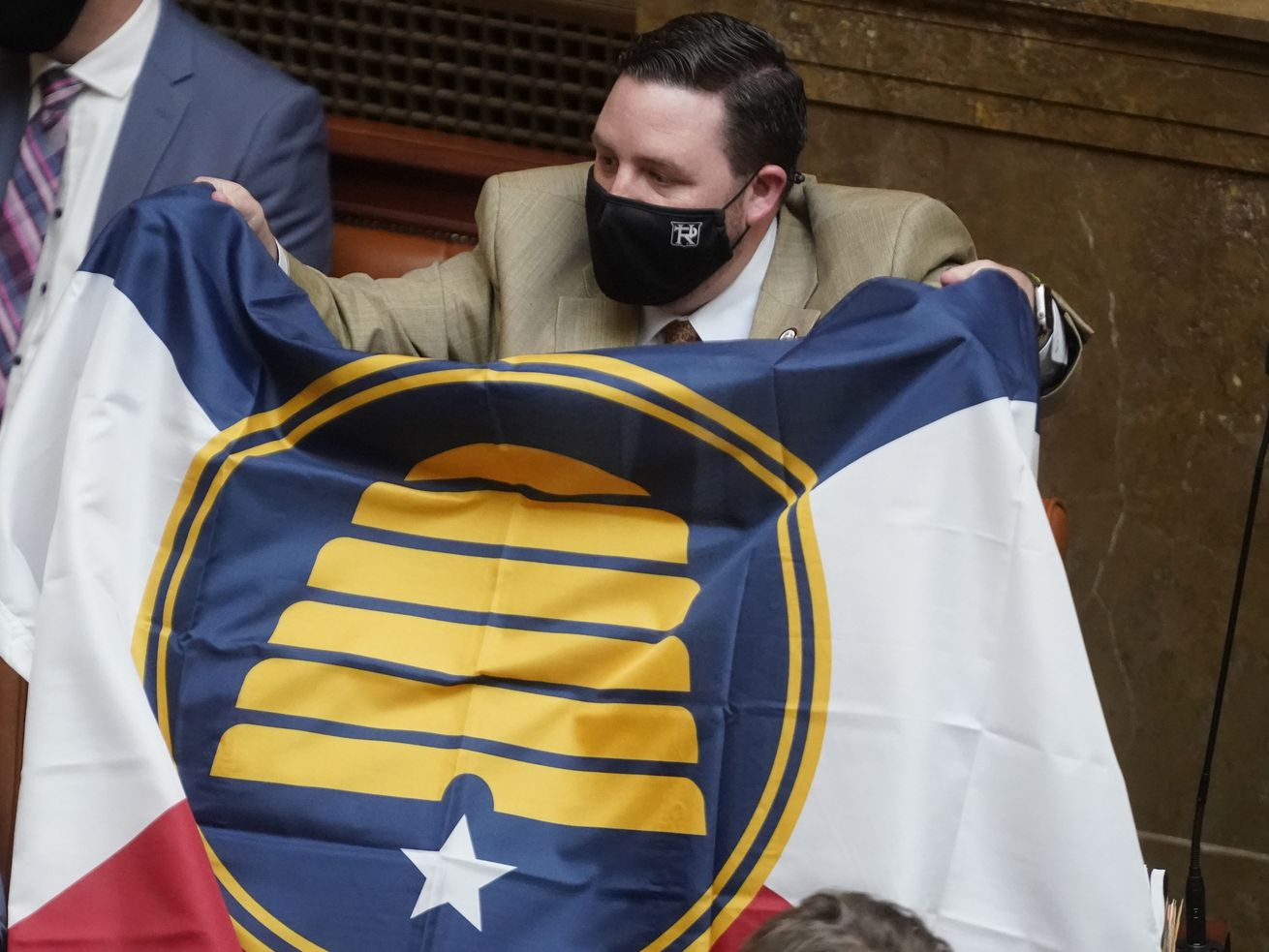 Don't like the look of the state flag? Lawmakers OK task force to look at redesign