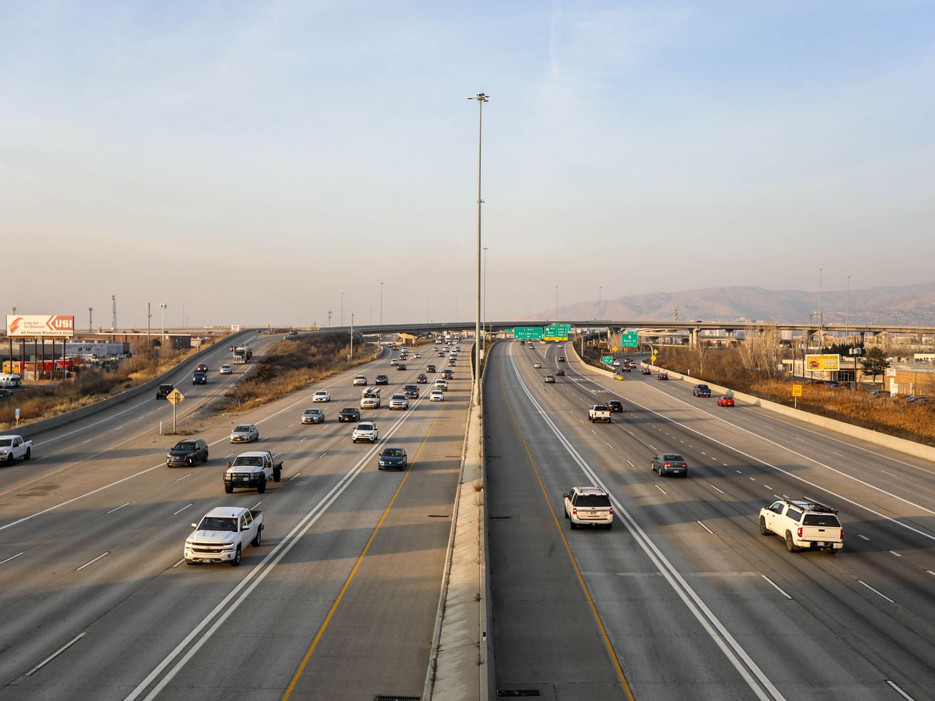Cars travel north and south along I-15 in South Salt
Lake on Monday, Jan. 11, 2021. More government workers will be out
of their cars and in their home offices on days in Utah when air
pollution is at unhealthy levels thanks to passage of a
telecommuting bill that requires eligible state employees to stay
put during certain times of the years.