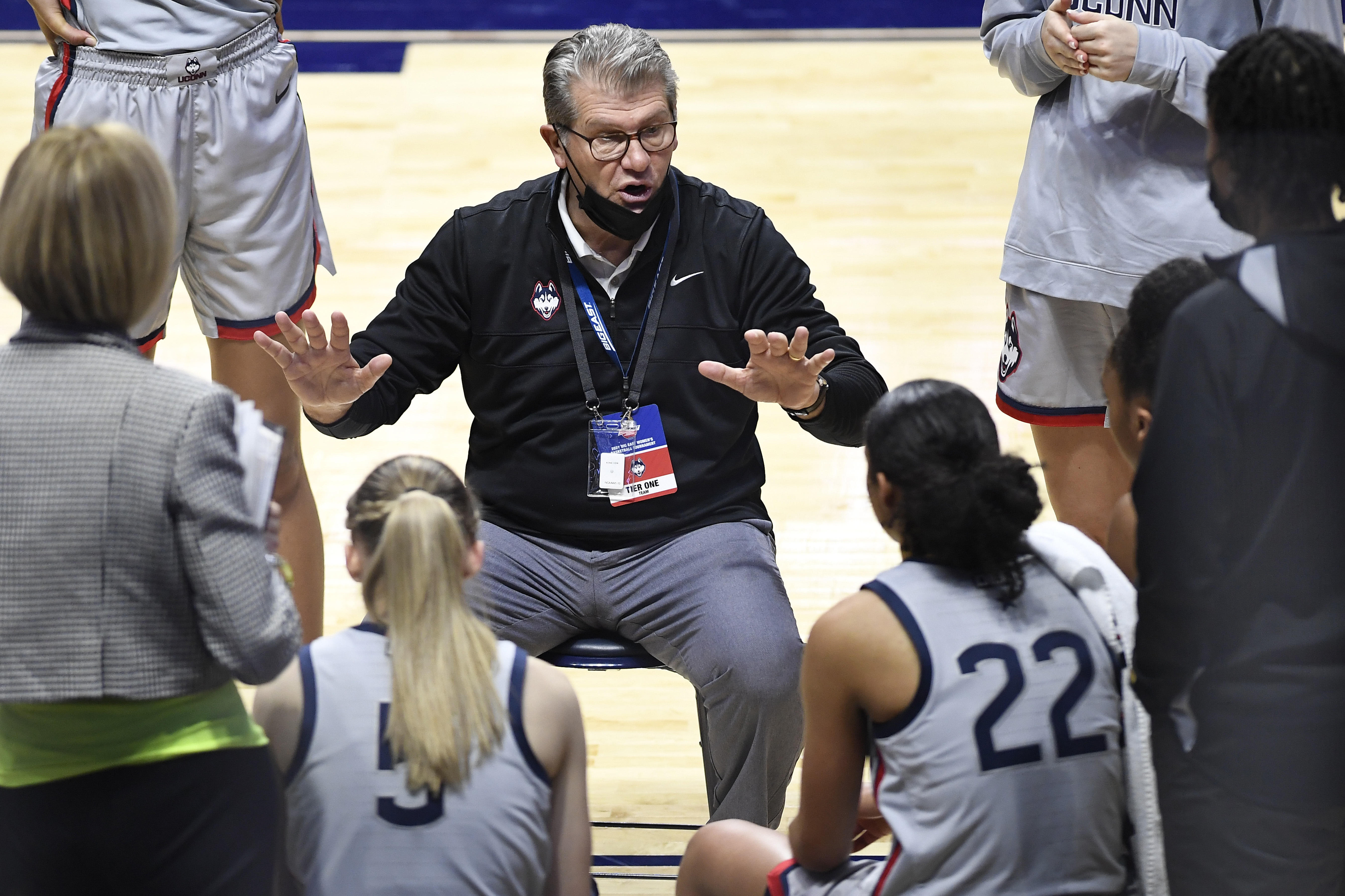 UConn coach Geno Auriemma tests positive for coronavirus, hours before Selection Show