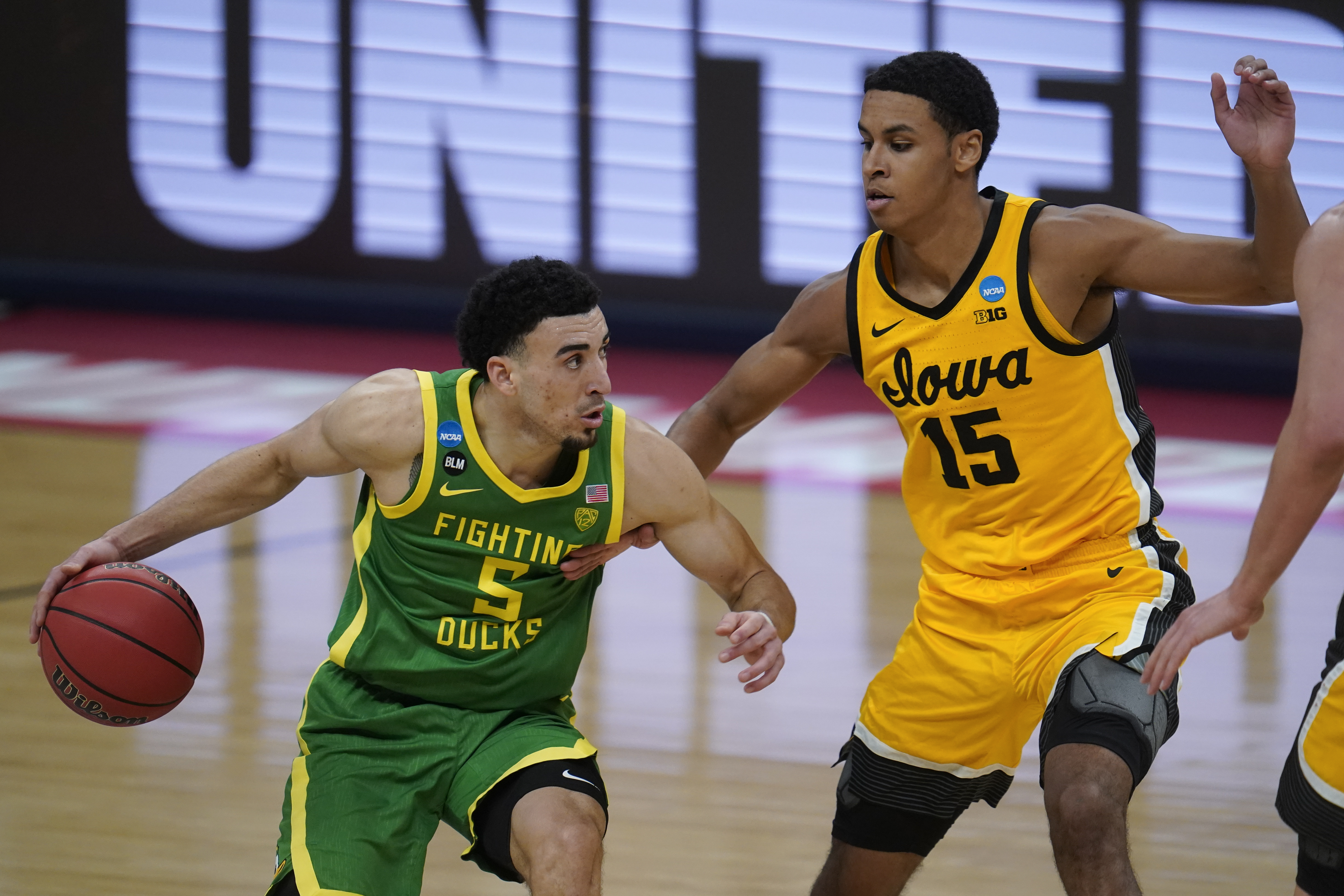 Not rusty: Oregon soars past Iowa 95-80 into Sweet 16
