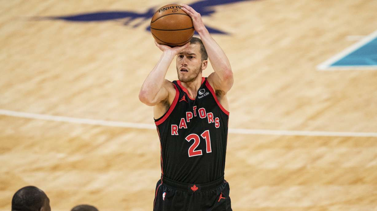 Toronto Raptors guard Matt Thomas (21) shoots the ball against the Charlotte Hornets during the second half of an NBA basketball game in Charlotte, N.C., Saturday, March 13, 2021. (AP Photo/Jacob Kupferman)