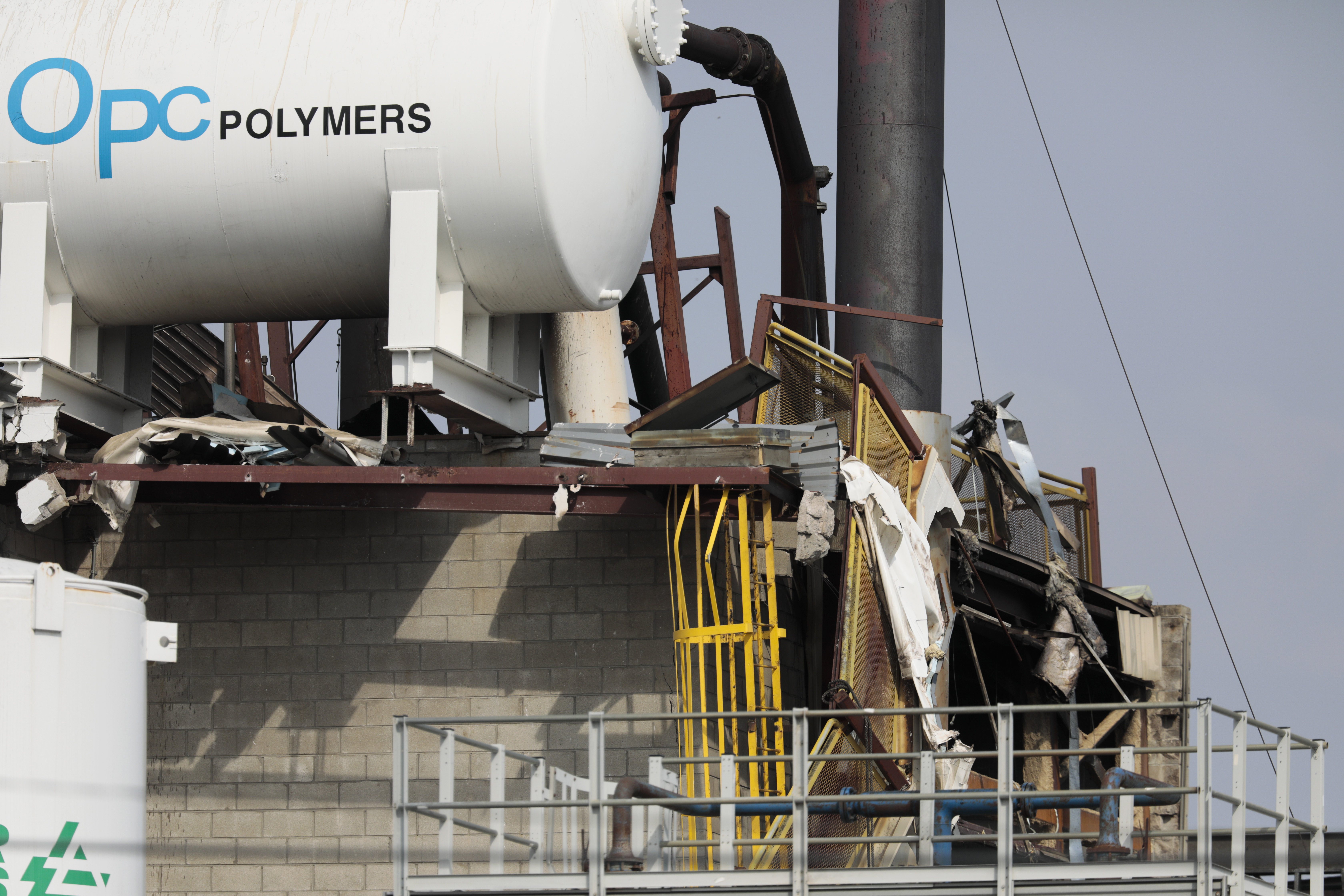 Paint plant explosion and fire kill 1, hurt 8; cause unclear