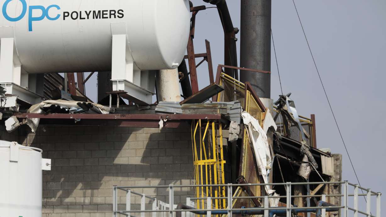 Paint plant explosion and fire kill 1, hurt 8; cause unclear