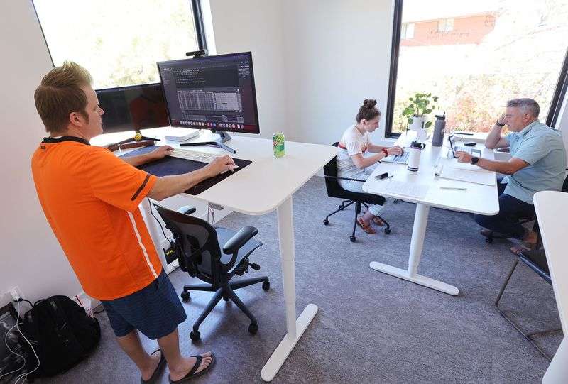 SchoolPulse co-founder Trent Staheli, left, Aydia Melo,
a SchoolPulse positive intervention team member, center, and her
father, SchoolPulse psychologist luri Melo, work with students in
St. George on Thursday, April 8, 2021.
