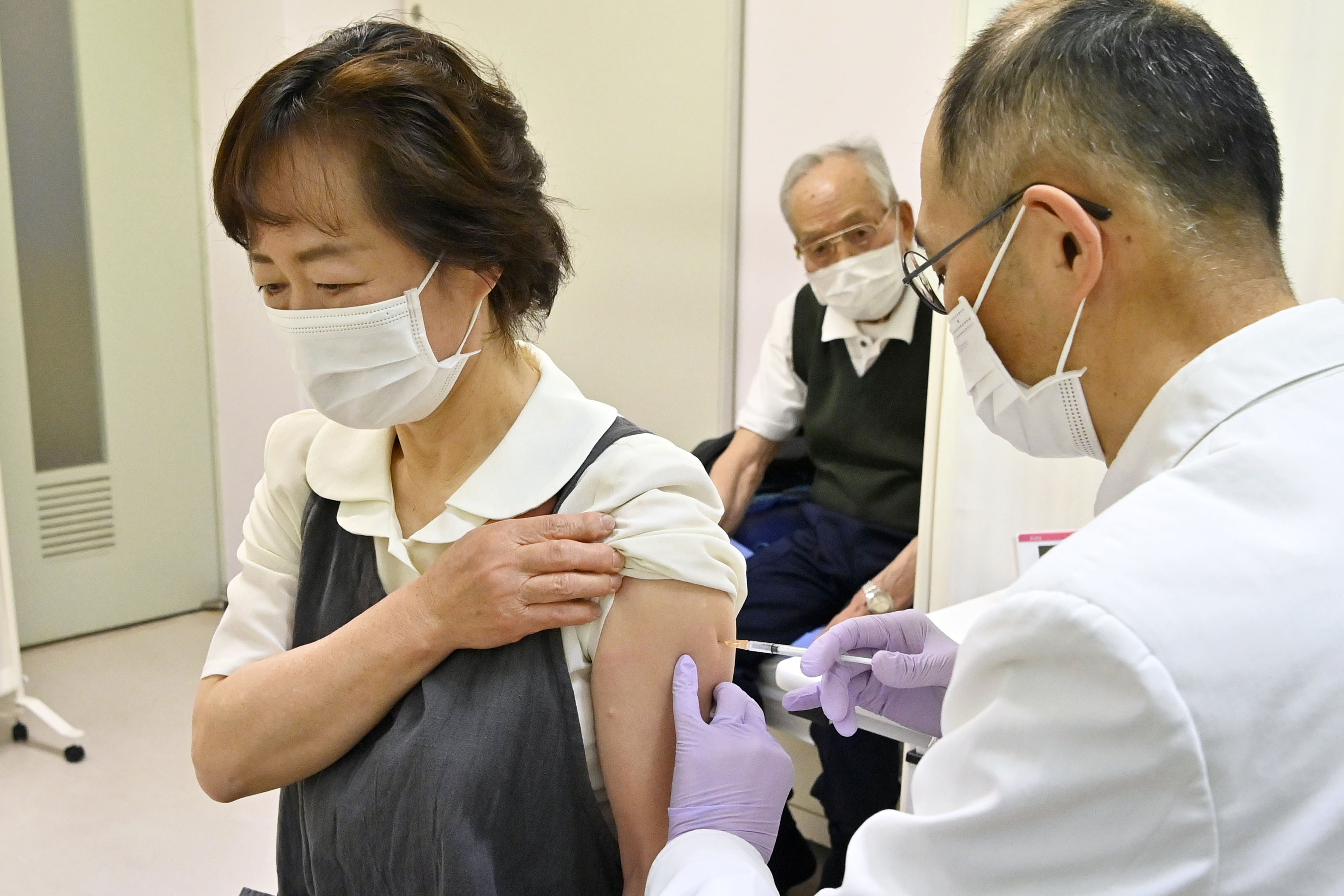The Latest: All Ontario schools to shut down as virus surges