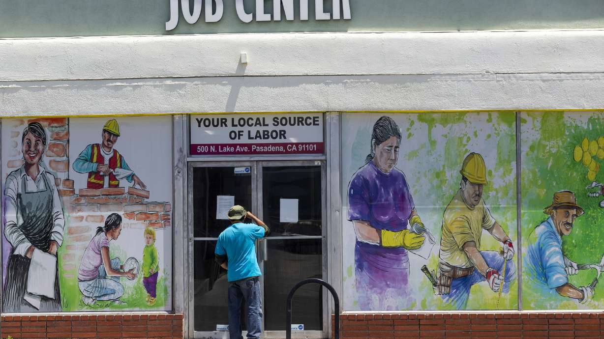 US jobless claims plunge to 576,000, lowest since pandemic