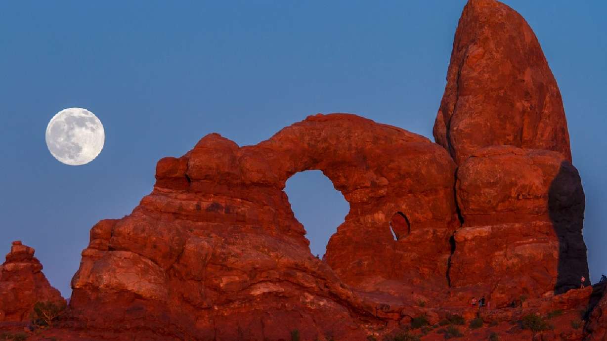 The supermoon rises above Turret Arch.