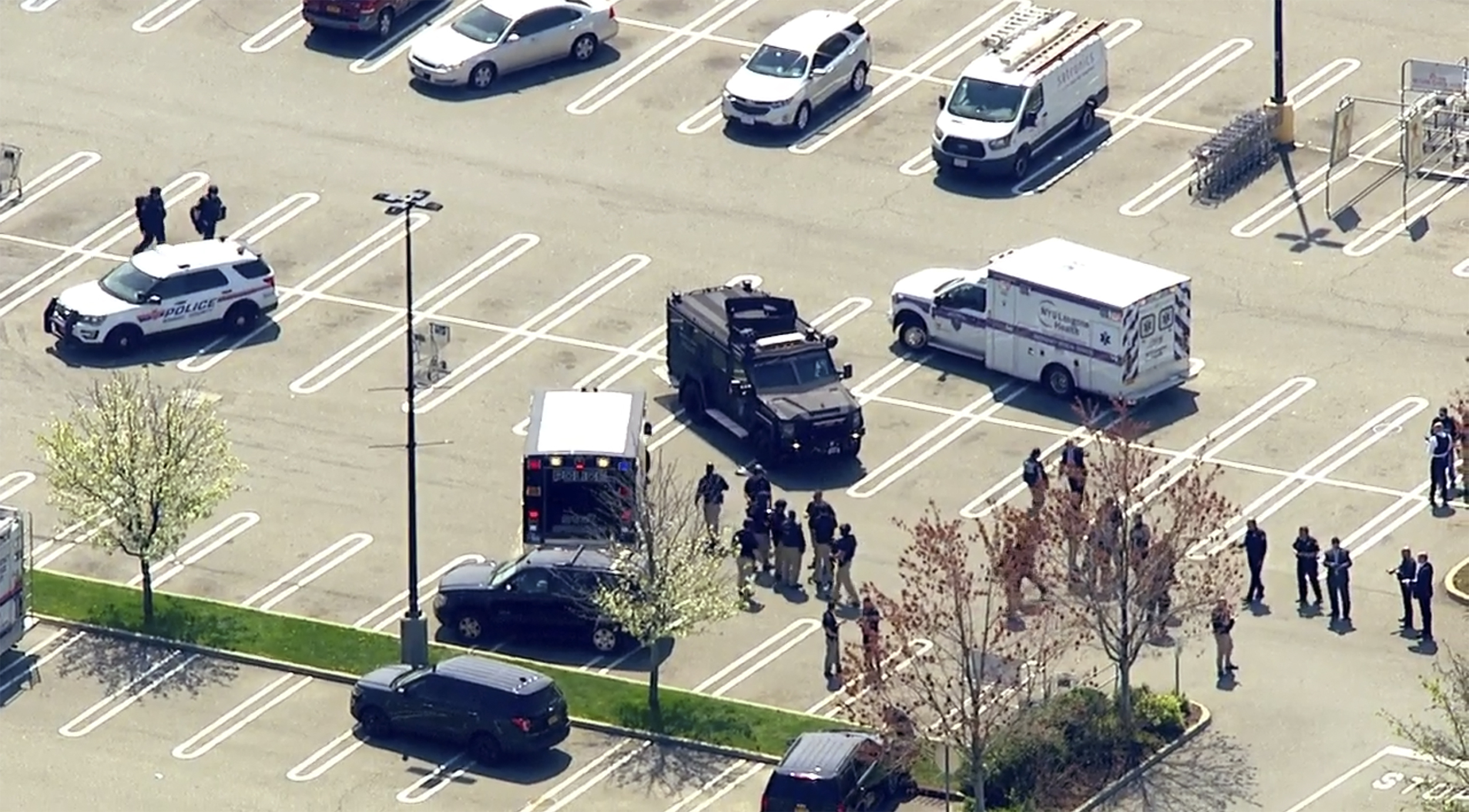 Police: 1 killed, 2 wounded in shooting at NY grocery store