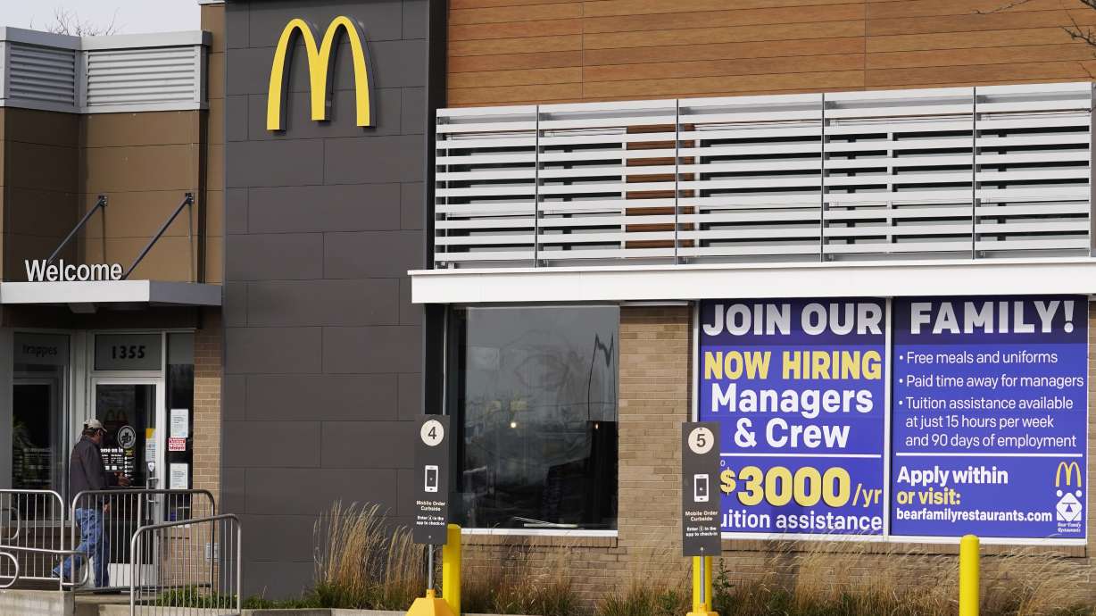 US jobless claims fall to 547K, another pandemic low