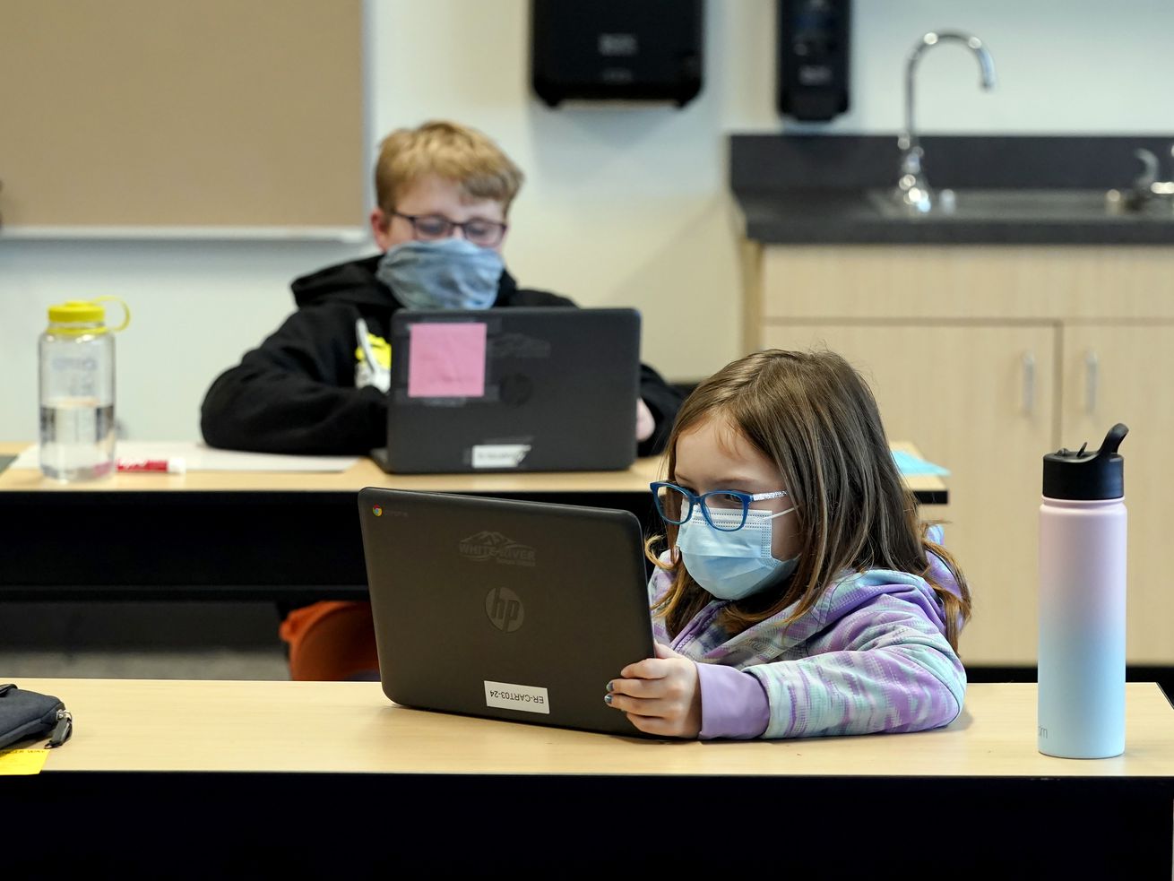 Students wear masks as they work in a fourth grade
classroom, at Elk Ridge Elementary School in Buckley, Wash., on
Feb. 2, 2021. Some congressional Republicans, led by Utah Sen. Mike
Lee and Missouri Rep. Jason Smith, want the Centers for Disease
Control and Prevention to explain why children as young as age 2
should wear a face mask to reduce the spread of COVID-19.