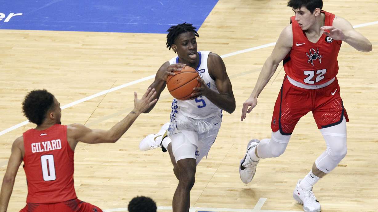 Former Kentucky guard Terrence Clarke dies in LA car crash