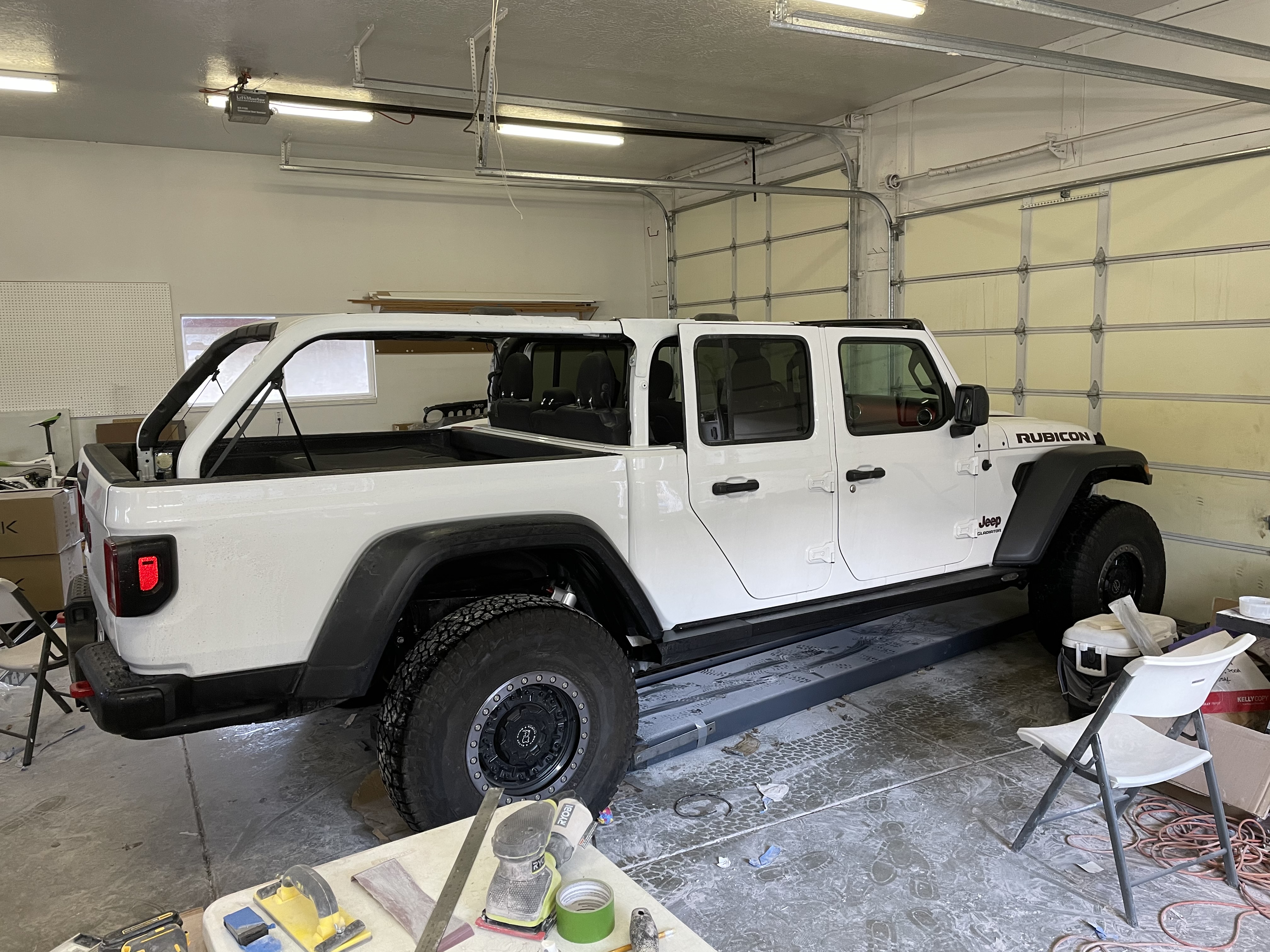 Roll bar fitting for Craig Cheney's Gladiator-turned-three-row SUV.