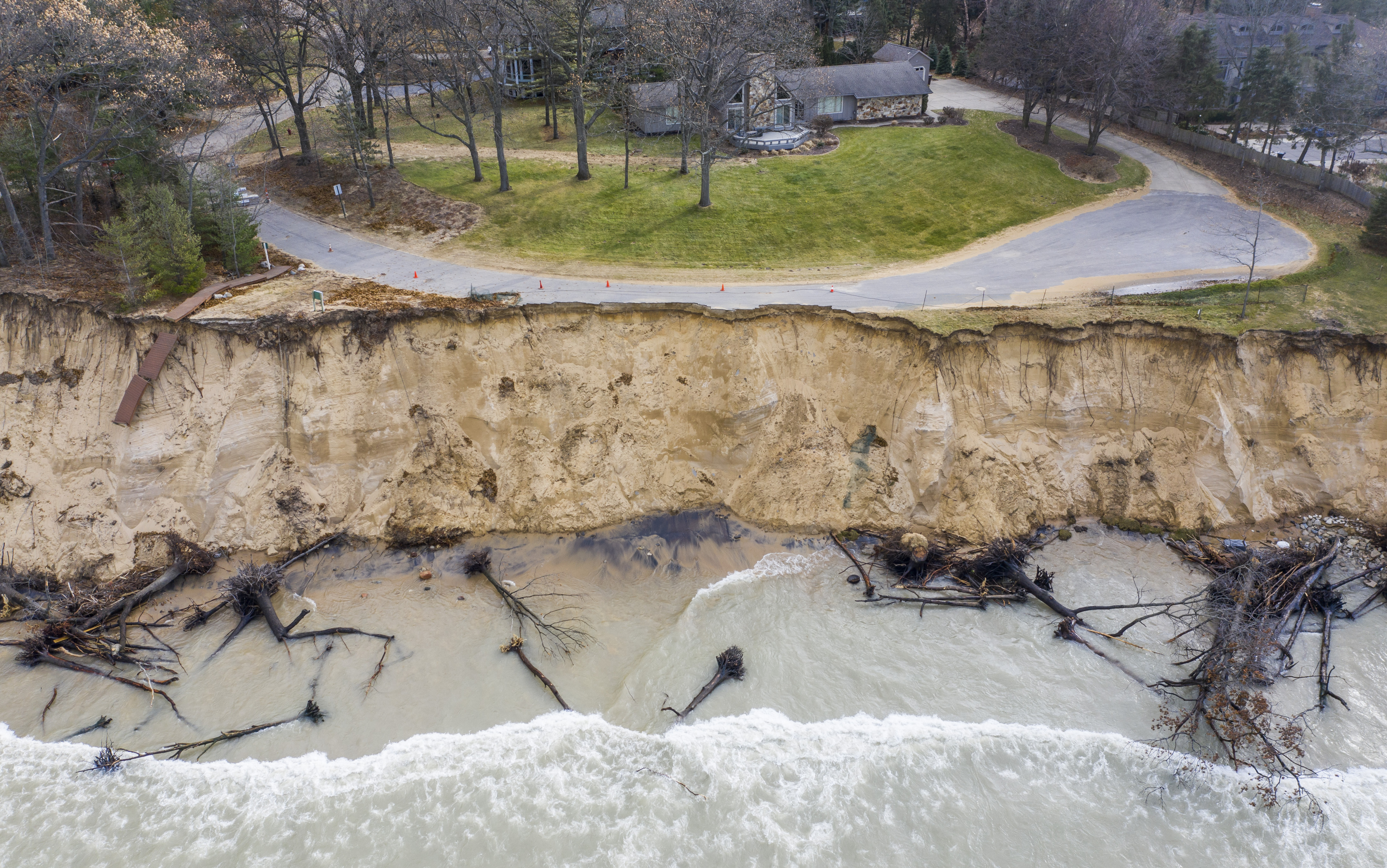 Great Lakes water surge eases after 2 record-setting years