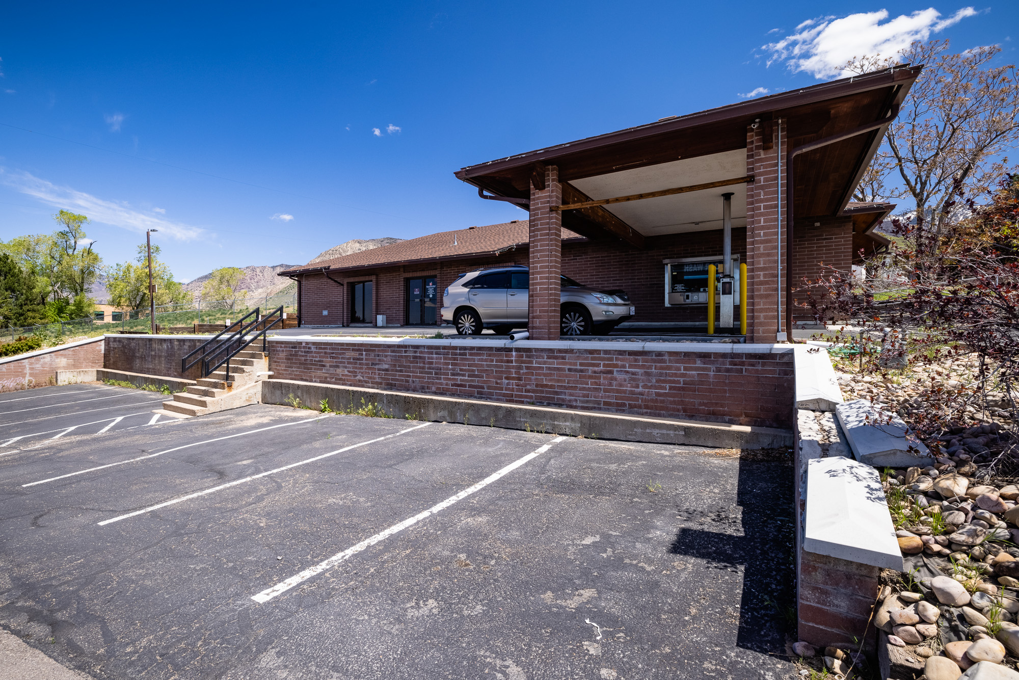 Sheree Warren worked for the Utah State Employees Credit Union in this building during the summer of 1985. Douglas Lovell was also known to visit this branch during the same time period.