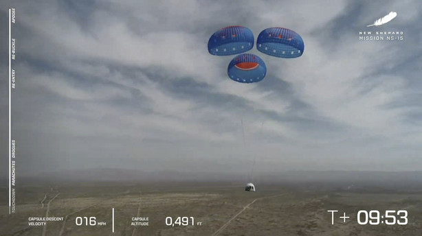 In questa immagine dal video reso disponibile da Blue Origin, una capsula New Shepard utilizza i paracadute per atterrare durante un test nel Texas occidentale mercoledì 14 aprile 2021. Jeff Bezos guiderà il suo razzo nello spazio il mese prossimo, unendosi al primo equipaggio per volare Origine Blu.