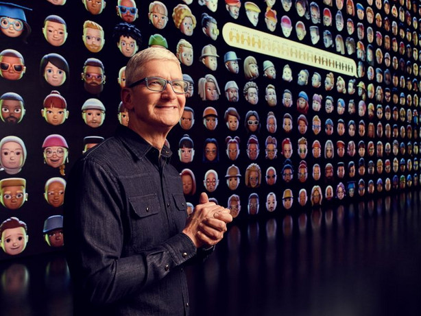 Apple CEO Tim Cook greets developers during Apple?s Worldwide Developers Conference at Apple Park in Cupertino, California, U.S., June 7, 2021. Apple Inc/Handout via REUTERS