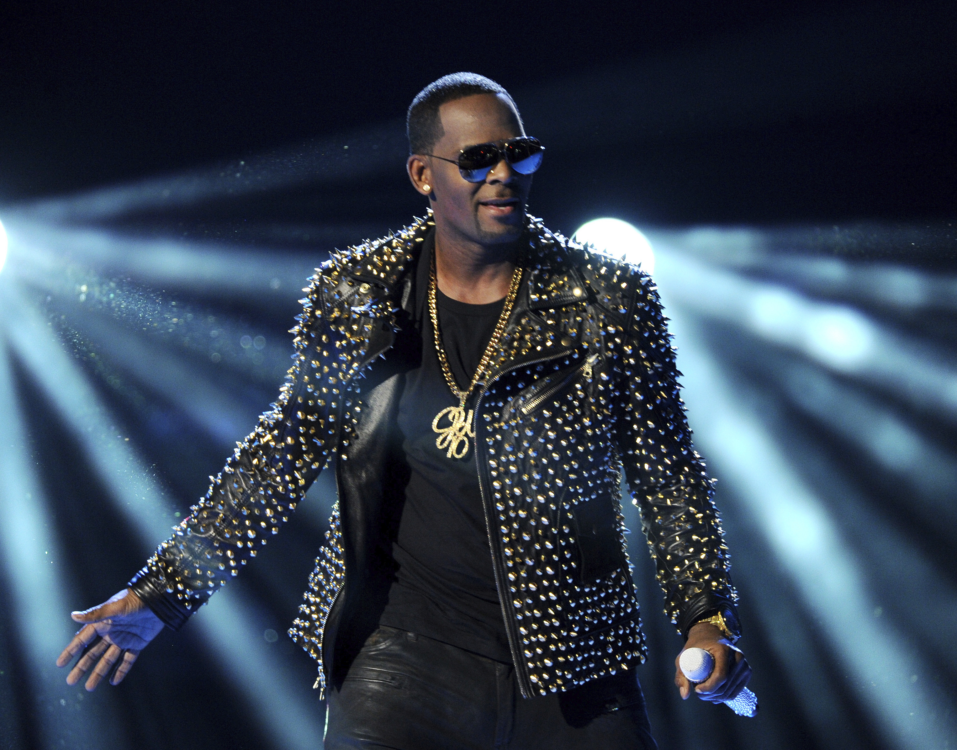 R. Kelly seeks to shake up defense team ahead of NYC trial