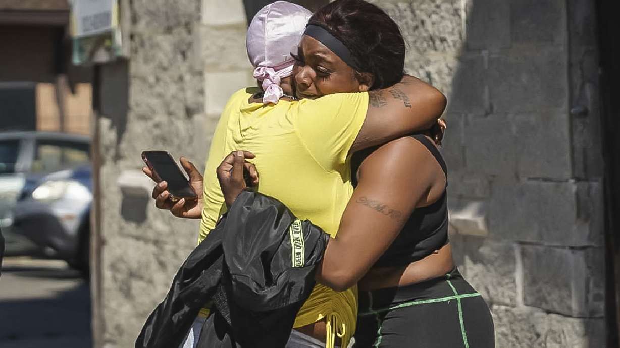 Police: 4 dead, 4 hurt in shooting on Chicago's South Side