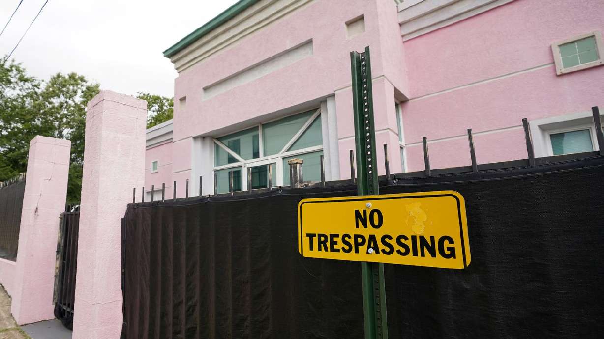 The Jackson Women’s Health Organization clinic, more
commonly known as "The Pink House,” is shrouded with a black tarp
so that its clients may enter in privacy in Jackson, Miss. on May
19, 2021. Utah joined two dozen states Thursday in support of a
Mississippi abortion case asking the U.S. Supreme Court to overturn
its landmark ruling in Roe v. Wade.