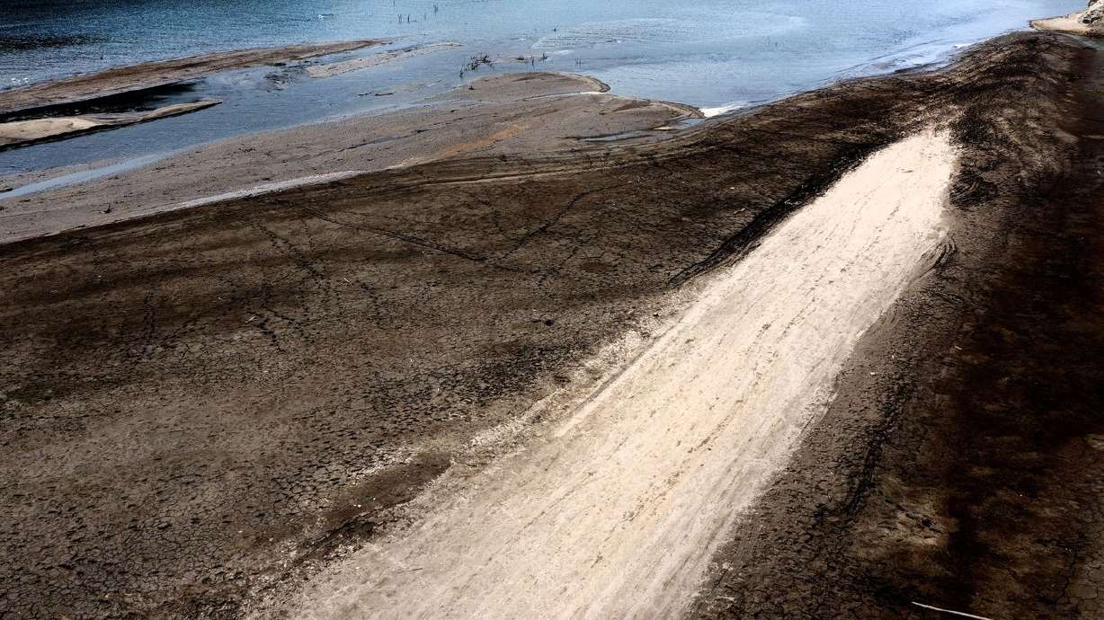 Boaters are seen at Jordanelle Reservoir near Kamas on Wednesday. Utah’s drought has forced the closure of
the Rock Cliff and Ross Creek boat ramps at Jordanelle. Only smaller, nonmotorized boats are allowed to be launched from the old road at the bottom of the Rock Cliff ramp.