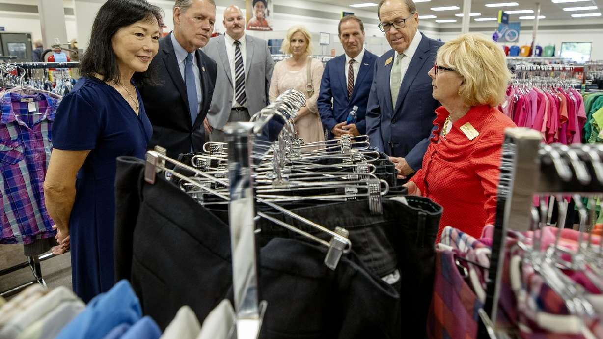 Audrey Case, left, and her husband, Rep. Ed Case, D-Hawaii, Daryl Evans, assistant manager of The Church of Jesus
Christ of Latter-day Saints’ bishop’s storehouse, Evie Stewart, and her husband, Rep. Chris Stewart, R-Utah, and Chris Lansing, director of Church Hosting, listen to Erlynn Lansing, director of Church Hosting, during a tour of Welfare Square in Salt Lake City Monday.
