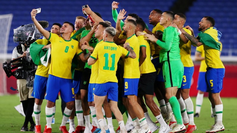 Tokyo 2020 Olympics - Soccer Football - Men - Gold medal match - Brazil v Spain - International Stadium Yokohama, Yokohama, Japan - August 7, 2021. Players of Brazil celebrate winning the gold medal after the match.