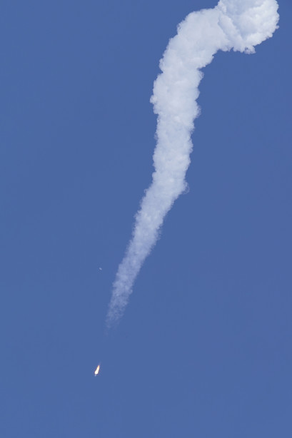 Northrop Grumman Antares 로켓이 2021년 8월 10일 화요일 버지니아주 월롭스 섬의 NASA 실험 비행 시설의 발사대에서 발사된 후 숨을 거두고 있습니다. 로켓은 국제 우주 정거장에 보급품을 배달할 시그너스 우주선을 실어 나릅니다.