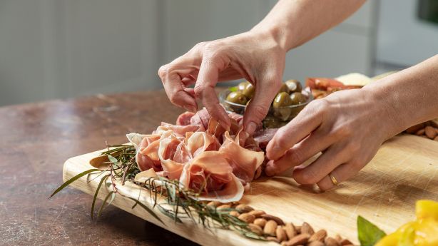 Juta ir iekļauta daudzpakāpju salmonellas uzliesmojumā, kas ietver itāļu delikateses gaļu