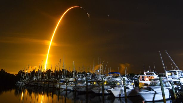 تقدم SpaceX النمل والزبدة والروبوت إلى محطة الفضاء تقدم SpaceX النمل والزبدة والروبوت إلى محطة الفضاء