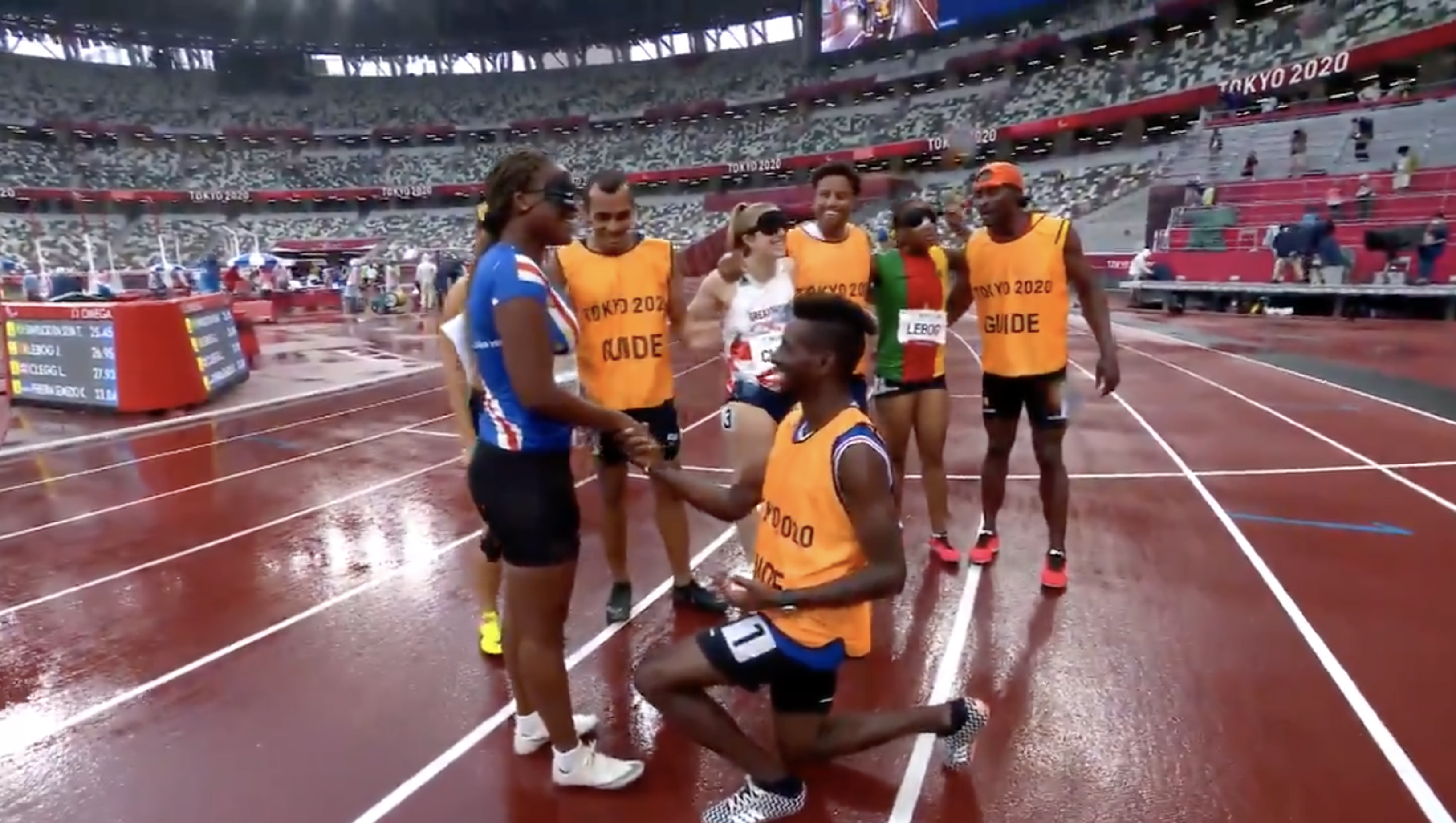 Manuel Antonio Vaz da Veiga proposes to Paralympian Keula Nidreia Pereira Semedo after completing a race at the 2020 Tokyo Paralympic Games.