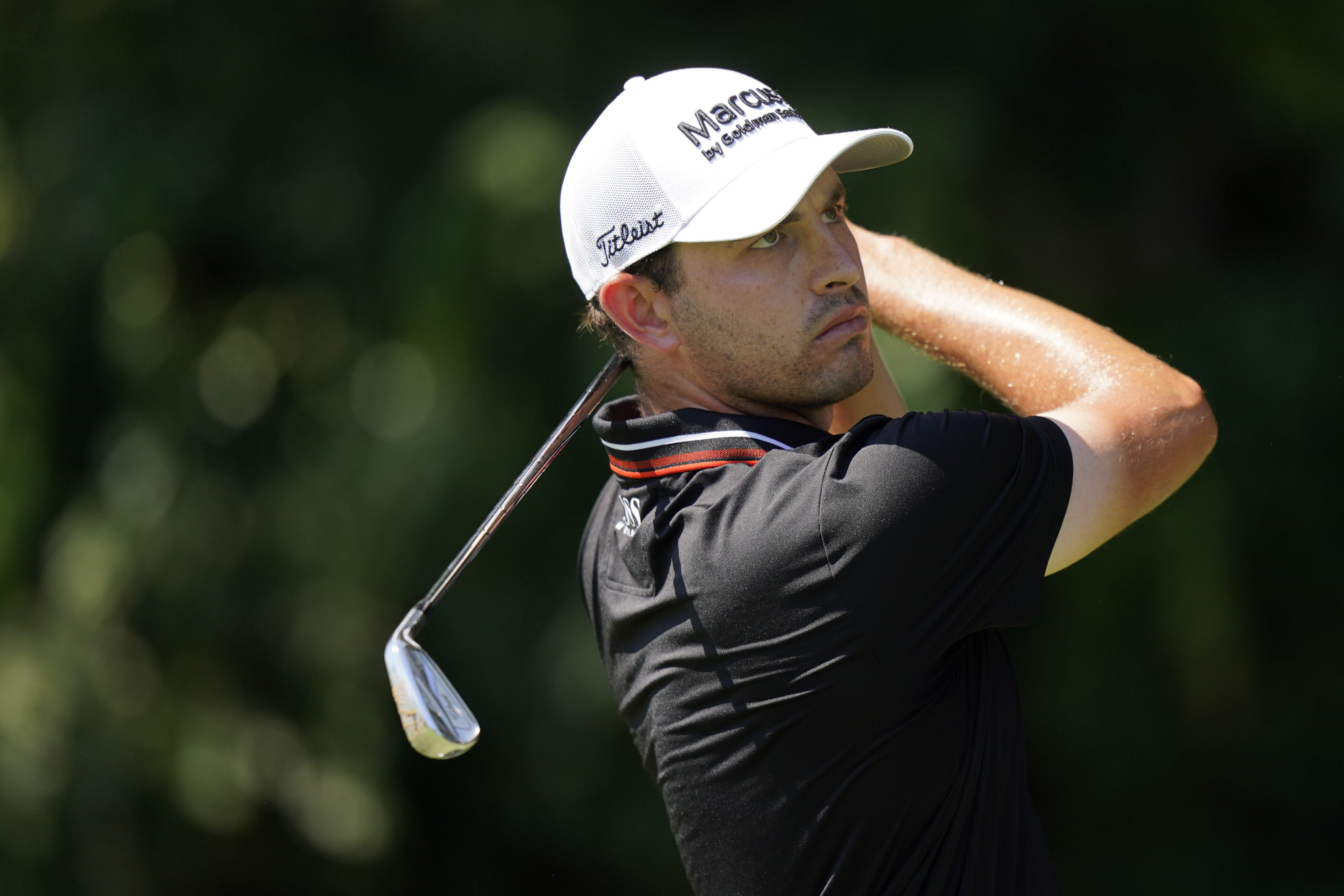 Patrick Cantlay tira en el segundo hoyo en la tercera ronda del Tour Championship el sábado 4 de septiembre del 2021 en el East Lake Golf Club en Atlanta.
