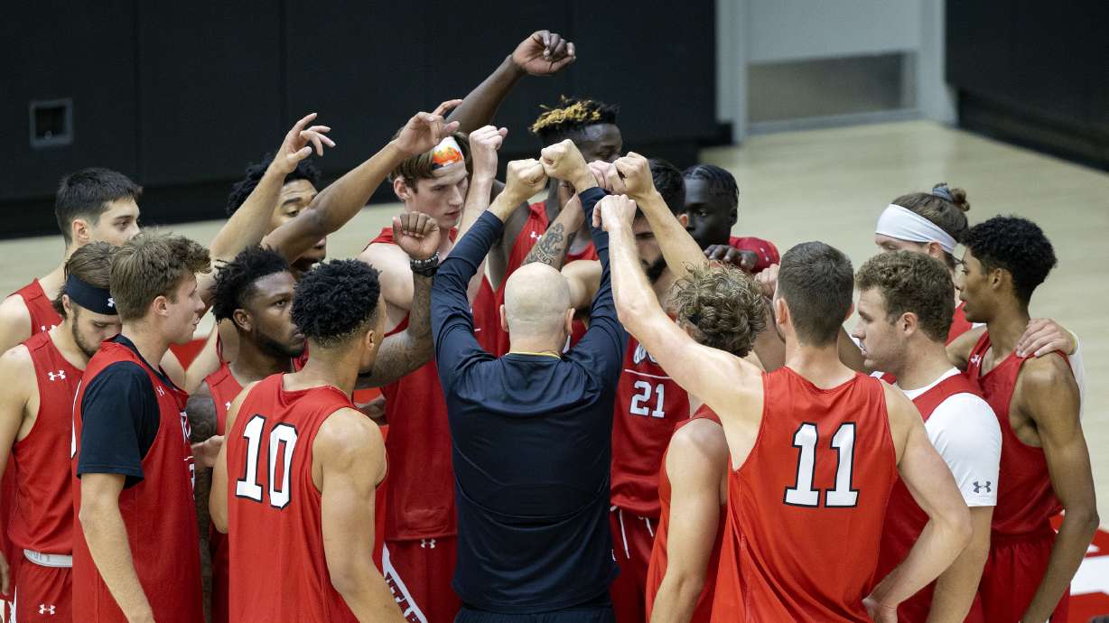 Head coach Craig Smith gathers with players on the court as the University of Utah’s men’s basketball team opens camp with practice inside the Jon M. and Karen Huntsman Basketball Facility in Salt Lake City on Tuesday, Sept. 28, 2021.