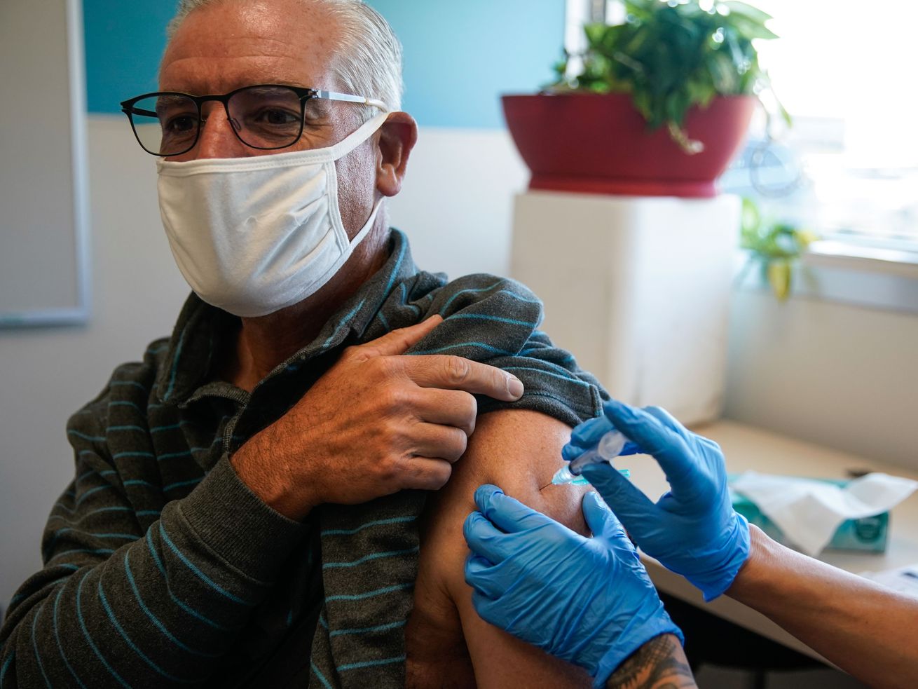 Salt Lake City resident Kim Irwin Pack receives an influenza vaccine from nurse Kimberly Goldberg at the Salt Lake
Public Health Center on Thursday.